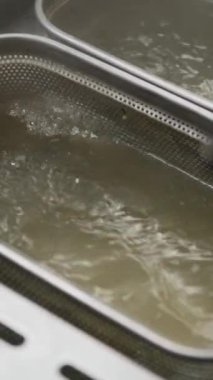 Kaynar suyun içine doldurulmuş makarna koymak . 