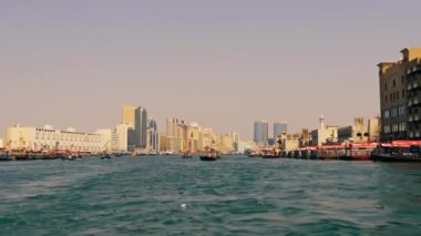 Dubai 'nin Suyundan Görünüm Skyline .