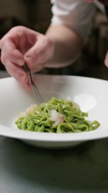 Baharatlı Karides Yeşil Spagetti Tabağı . 