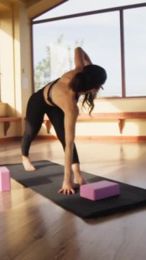 Spor salonundaki kadın gündüzleri esniyor. . 