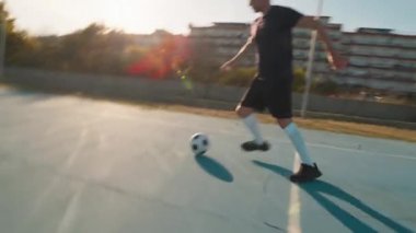 Şehir merkezinde topla koşan bir adam. . 