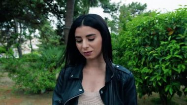 Parktaki üzgün ve yalnız kadın.. 