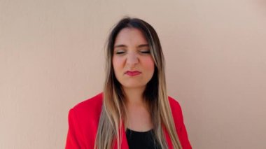 Tiksinti ve hoşnutsuzluk hisseden kadın. . 