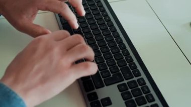 Siyah klavyede yazan bir adamın elleri. . 