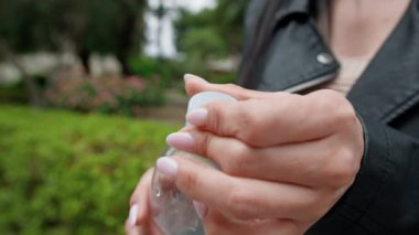 Kadın Elleri Plastik Su Şişesini Açıyor.