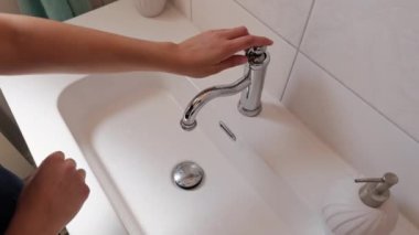 Kadınlar tuvalette ellerini yıkıyor. . 