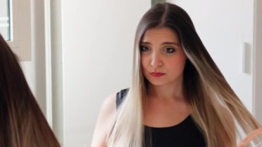 Sabah Saçlarını Tarayan Kadın .