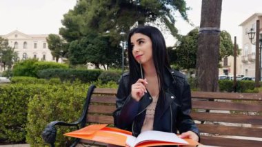 Parkta çalışırken düşünen bir kadın.. 