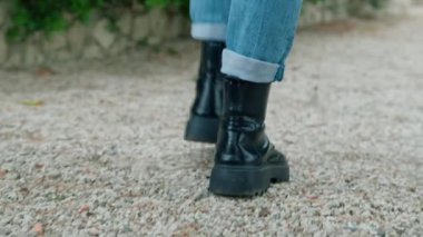 Parkta Siyah Çizmelerle Yürüyen Kadın . 