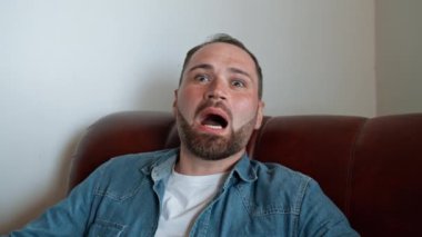 Adam büyük bir sürprizle şaşırdı. . 