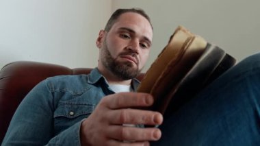 Bir erkek öğrenmekten asla yorulmaz. .