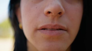 Bir Kadının Kuru Dudakları. 