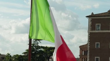 İtalya 'nın Binalarının Üzerinde Bayrak Dalgalanıyor .