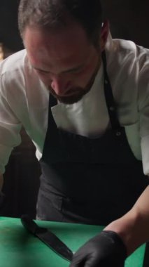 Aşçı Bir Gurme Yemeği İçin Balıkları marine Ediyor .