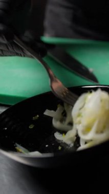 Bir şefin elleriyle marine edilmiş mürekkepbalığı.. 