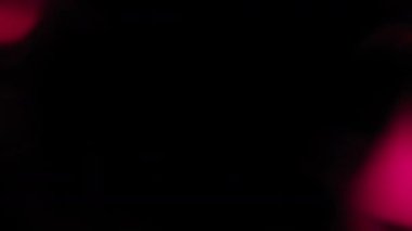 Kırmızı bulanık noktalar koyu bir arkaplanda beliriyor . 