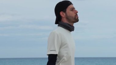 Denizde İple Antrenman Yapan Adam . 