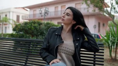 Parktaki Kadın Rahatlıyor . 