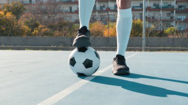 Güneş ışınları topa vuruyor Oyuncu Ayağına . 