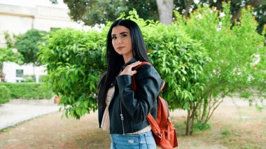 Kırmızı sırt çantalı genç bir kadının bakışları. . 