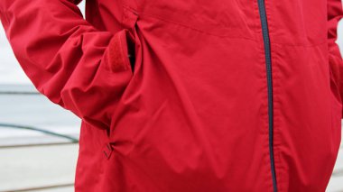 Adam Yağmurluğun Cebine Elini Koyuyor.