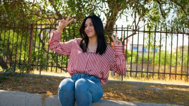 kadının zafer jest yapması . 