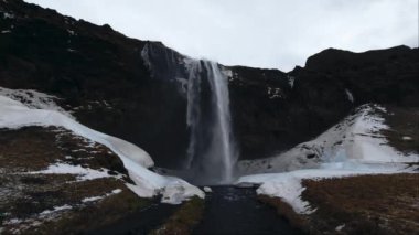 Yüksek İzlanda Şelalesi Düşüyor . 