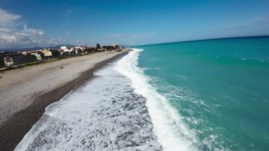 Okyanus dalgalarının ezdiği plaj, üst manzara.. 
