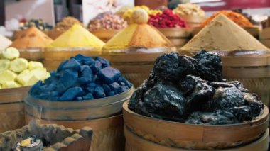 Arabistan 'dan Renkli Yiyecek Mineralleri ve Baharatları . 