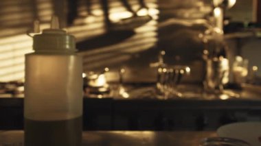 Mutfak sabah erken saatlerde faaliyete geçiyor..