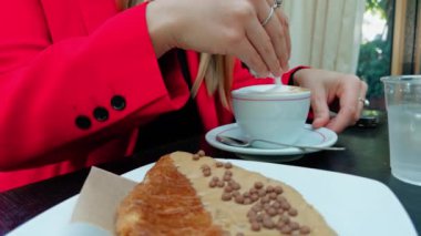 Cappuccino bardağına şeker koymak . 