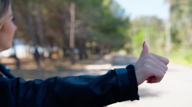 Yol kenarında Otostop çeken Kadın. 