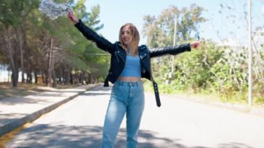 Mutlu Kadın Amigo Kız İzlenimi Yapıyor. 