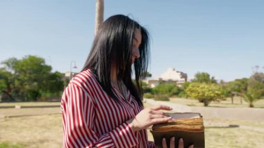 Parkta Çalışmak İçin Bir Kitap Açan Kadın . 