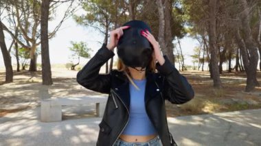 Mükemmel Kıyafetler İçin Yeni Şapka . 