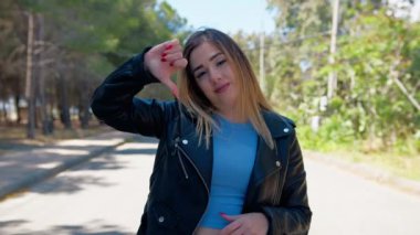 Bir Kadının Olumsuz Tepkisi .