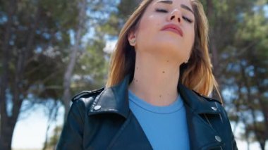 Stresli Kadın Üzgün ve Yalnız . 