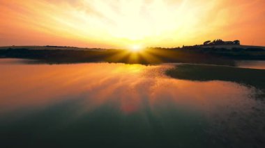 Göl üzerinde çılgın günbatımının havadan görünüşü 