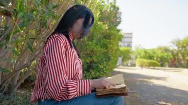 Parktaki Öğrenci Bir Kadın Üzerine Rüzgar. 