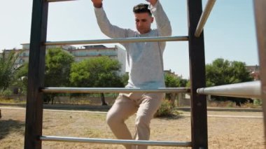 Adam eğitime giden parmaklıklara tırmanıyor. .