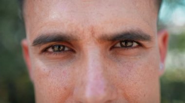 Gözler kameraya bakıyor. . 