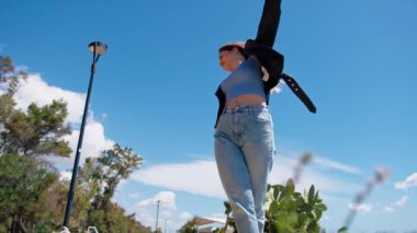 Genç bir kadın üzerindeki Özgürlük Rüzgarı . 