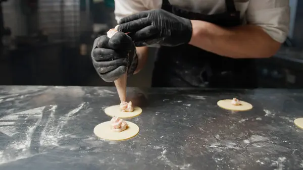 Doldurulmuş Makarnayı Pişirmeden Önce Doldur . 