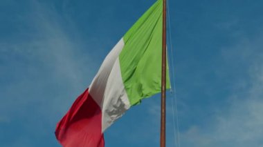 Mavi Gökte İtalyan Bayrağı Dalgalanıyor.