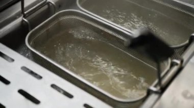 Kaynar suyun içine doldurulmuş makarna koymak . 