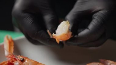 Profesyonel bir şefin ellerinde bir karides. . 