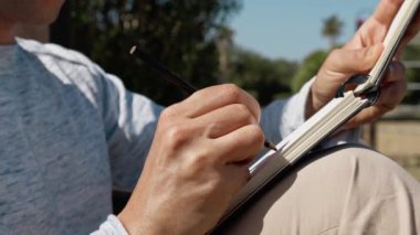 Not defterine kalem kullanan bir adamın eli.. 