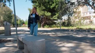 Parkta bankta oturan kadın. .