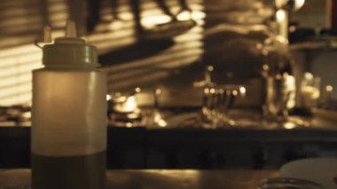 Mutfak sabah erken saatlerde faaliyete geçiyor..