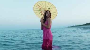 Kıyı Bir Kadına Dinlenme Veriyor . 